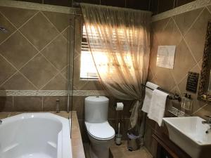 Ett badrum på Le Cozmo Guesthouse