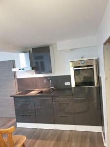 Kuchyň nebo kuchyňský kout v ubytování Krugs Haus Ferienwohnung Milseburg + 6 fotografií