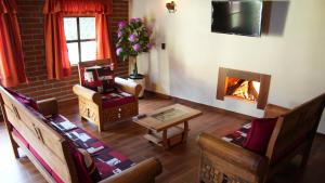 a living room with a couch and a fireplace at CABAÑAS CASTILLO in Mineral del Monte