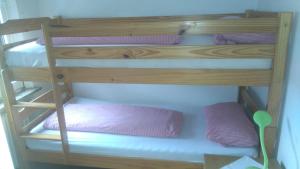 クラウスタール・ツェラーフェルトにあるHaus Seefriedenの木製の二段ベッド1組(二段ベッド2組付)