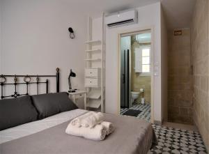 En eller flere senger på et rom på Città Cospicua suites