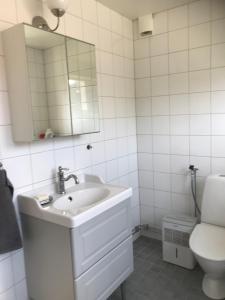 A bathroom at Österlens bä och bädd