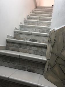 een trap in een gebouw bij B&B Le Mura in Iglesias