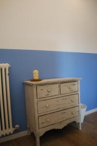 グロッタンマーレにあるCasa Polly B&Bの青い壁の部屋の木製ドレッサー