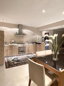 cocina con mesa y sillas y comedor en Double A Luxury Apartment en Olbia