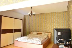 een slaapkamer met een bed en een muur bij Casa de vacanta Divine Novaci in Novaci-Străini