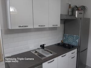 A kitchen or kitchenette at Debby