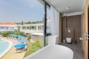 Bazén v ubytování Hotel Millenium deluxe nebo v jeho okolí
