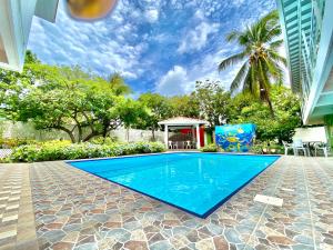 a swimming pool in a yard with a palm tree at Apartamento Miss Brigida in San Andrés