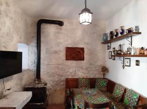 a dining room with a table and a stove at Monolocale rustico di Ariola in Cansano