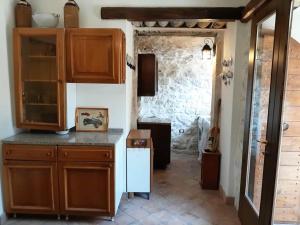 Η κουζίνα ή μικρή κουζίνα στο Monolocale rustico di Ariola