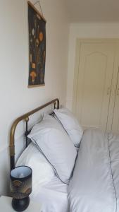 Ένα ή περισσότερα κρεβάτια σε δωμάτιο στο Chambres d'hôtes au centre de Guémené-sur-Scorff