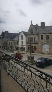 une voiture noire garée devant un bâtiment dans l'établissement Chambres d'hôtes au centre de Guémené-sur-Scorff, à Guéméné-sur-Scorff