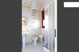 een badkamer met een toilet en een wastafel bij Villetta a 10 minuti, a piedi, dalla spiaggia in San Vito lo Capo
