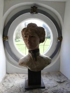 um busto de uma mulher em frente a uma janela em Domaine des Papeteries em Plounevez-Moëdec