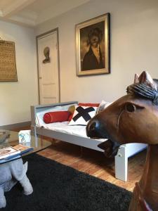 um quarto com uma cama com uma estátua de uma cabeça de cavalo em Domaine des Papeteries em Plounevez-Moëdec