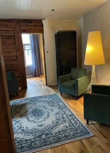 sala de estar con sofá, silla y alfombra en Rüütli 1 - sea view apartement in Haapsalu Old Town en Haapsalu
