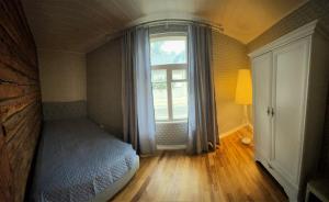 Habitación pequeña con cama y ventana en Rüütli 1 - sea view apartement in Haapsalu Old Town en Haapsalu