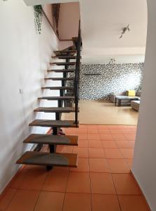 シビウにあるTimes Square Sibiuのリビングルーム付きの客室で、螺旋階段を利用します。