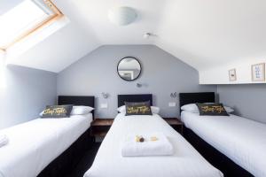 מיטה או מיטות בחדר ב-The Tudor Gathering - Events Groups - Up To 30 - Hot Tub