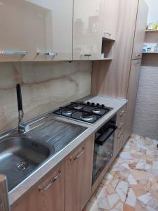 Кухня или мини-кухня в Alloggio Orchidea
