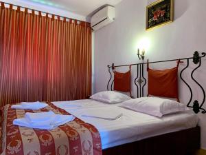 Un pat sau paturi într-o cameră la Hotel Nalba Jupiter