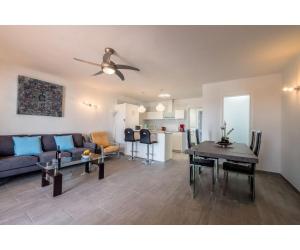 una sala de estar con un sofá y una mesa en Puerto Chico Y, en Playa Blanca