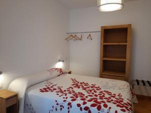 ハライス・デ・ラ・ベラにあるApartamentos Doctor Flemingのベッドルーム1室(ベッド1台、赤と白の毛布付)