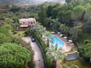 een luchtzicht op een huis met een zwembad bij Agriturismo Villa Luca in SantʼAgata di Militello