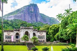 an old house with a mountain in the background at Copacabana Way - 4 Hóspedes, Praia e Privativo in Rio de Janeiro