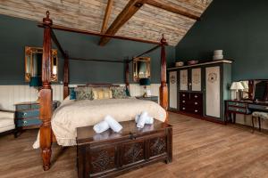 Un pat sau paturi într-o cameră la Sykes Lodge