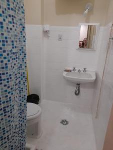 ein Badezimmer mit einem Waschbecken, einem WC und einem Spiegel in der Unterkunft santa clara 1003 in Rio de Janeiro