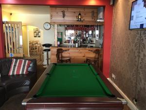 una mesa de billar en una habitación con bar en Lyndawn hotel, en Blackpool
