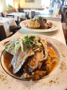 zwei Teller Essen auf einem Tisch in der Unterkunft Hotel Mayerling in Mayerling