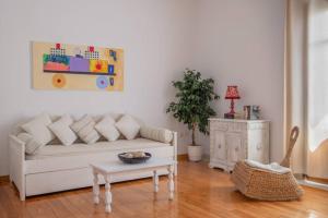 Posezení v ubytování Seaview Stylish Flat in Andros - walk to beach
