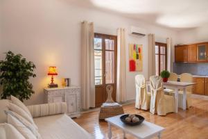 A kitchen or kitchenette at Seaview Stylish Flat in Andros - walk to beach