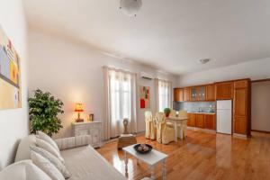 Kuchyň nebo kuchyňský kout v ubytování Seaview Stylish Flat in Andros - walk to beach