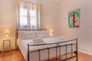 Postel nebo postele na pokoji v ubytování Seaview Stylish Flat in Andros - walk to beach