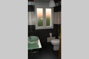 A bathroom at As Campanillas