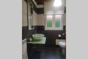 A bathroom at As Campanillas