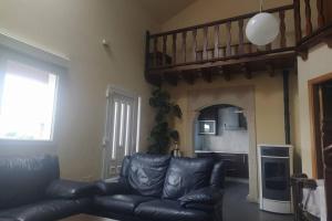 A kitchen or kitchenette at As Campanillas