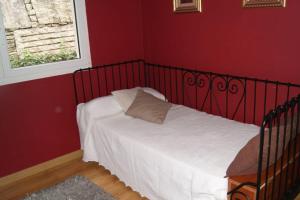 A bed or beds in a room at As Campanillas