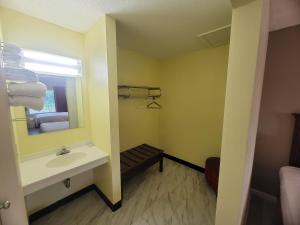 Bilik mandi di Elk Inn Motel