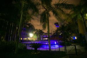 una piscina con luces azules en un complejo por la noche en Apê Namastê en Río de Janeiro