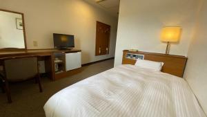 Un pat sau paturi într-o cameră la Smile Hotel Nabari