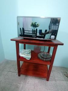 einen Holztisch mit einem Laptop darüber in der Unterkunft DEPARTAMENTO CERCANO AL AEROPUERTO T2, A 2 CALLES in Mexiko-Stadt + 78 Fotos