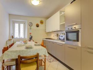 uma cozinha com uma mesa com cadeiras e uma cozinha com em Belvilla by OYO Casa Teresa em Camaiore