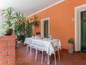 uma sala de jantar com uma parede laranja e uma mesa em Belvilla by OYO Casa Teresa em Camaiore