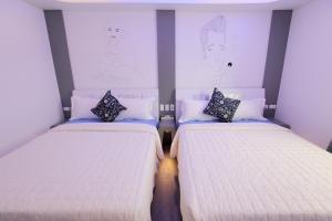 Uma cama ou camas num quarto em Edinburgh 16 Inn