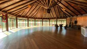 Habitación grande con pista de baile en un edificio en Casa colonial Verde Santuário Bellatrix, en Ribeirão Amarelo
